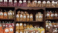 Verschiedene Nudelsorten eingepackt in Regalen
