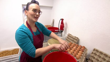 Jennifer Brackhaus schlägt Eier auf
