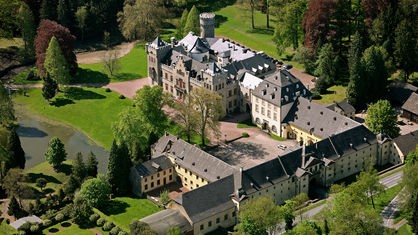 Luftaufnahme vom Schloss Herdringen in Arnsberg
