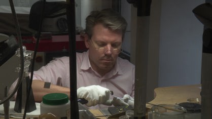 Goldschmiedemeister Thomas Elberg beim Polieren der Plakette