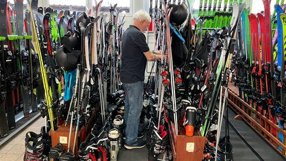 Der Ski-Keller in Eicherscheid hat mittlerweile jede Menge Auswahl an Skiern.