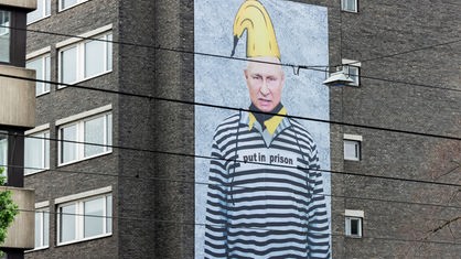 Das XXL-Banner von Wladimir Putin hängt an der Aachener Straße.