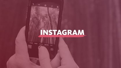 Eine Hand hält ein Handy und fotografiert. Auf dem Bild steht "Instagram".