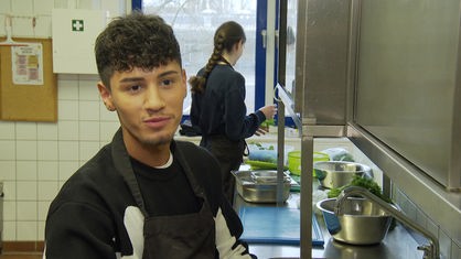 Schüler Giacomo kocht in der Schulküche der Gesamtschule Weierheide in Oberhausen