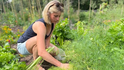 Selbstversorgerin Sara Niedrig in ihrem Garten in Urft in der Eifel