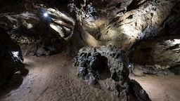 Menschenleere Gänge in der Kluterhöhle in Ennepetal