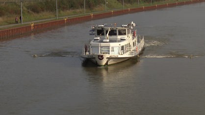 Das Peilboot "MS Westfalen" fährt auf dem Dortmund-Ems-Kanal.