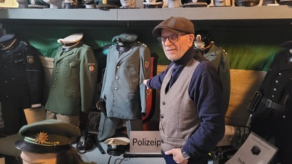 Uwe Klein präsentiert Polizeibekleidung und weitere Austellungsstücke des Essener Polizeimuseums.