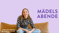 Podcast-Host Carolin von der Groeben sitzt auf einem Sofa, neben ihr leere Pizzakartons, vor einem lila Hintergrund, rechts steht in dunkellila Lettern "Mädelsabende"