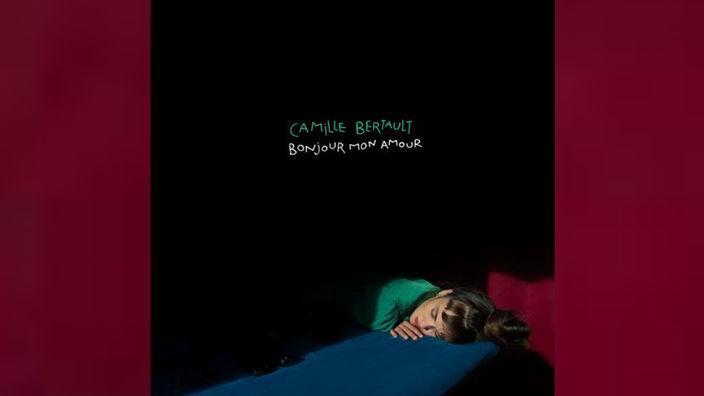 Auf ihrem Albumcover liegt Camille Bertault im Dunkeln und ein Sonnenstrahl fällt auf ihren Kopf.