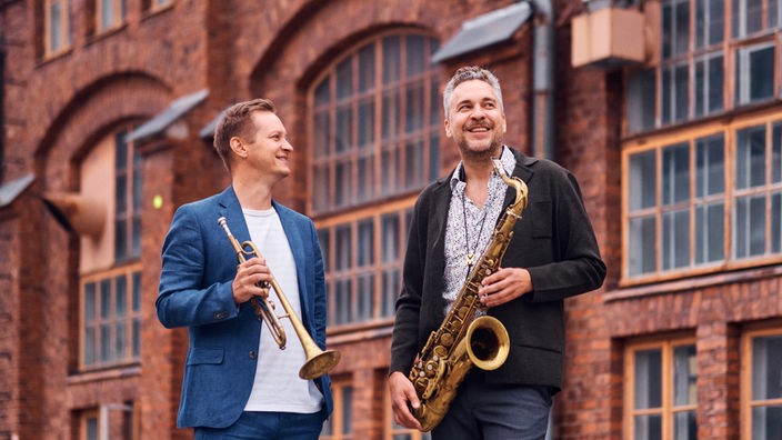 Potrait von Saxophonist Timo Lassy und Trompeter Jukka Eskola.