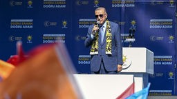 Recep Tayyip Erdogan, Präsident der Türkei, auf der Bühne während eines Wahlkampf-Auftritts in Edirne. 