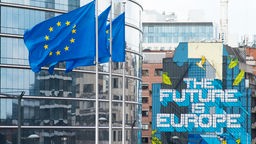 EU-Flagge im Vordergrund, im Hintergrund Schriftzug "The Future is Europe" auf einer Hauswand