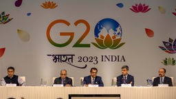 : Amitabh Kant (M), Sherpa des G20-Gipfels, spricht auf einer Pressekonferenz im Internationalen Medienzentrum vor dem Gipfel.
