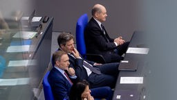 149. Sitzung des Bundestages am 30. Januar 2024 Deutschland, Berlin am 30.01.2024: Christian Lindner (FDP), Robert Habeck (Die Grünen) und Olaf Scholz (SPD) sitzen nebeneinander im Plenarsaal.
