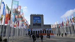 Besucher vor dem Eingang der Messe Berlin, in der die Tourismus-Messe "ITB Berlin" stattfindet