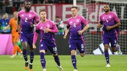 DFB-Nationalspieler während des Freundschaftsspiels gegen die Niederlande in den neuen pinkfarbenen Trikots. 