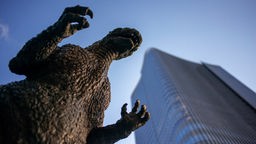 Godzilla Statue aus Bronze in Tokyo.