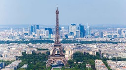 Blick über Paris mit dem Eifelturm. 