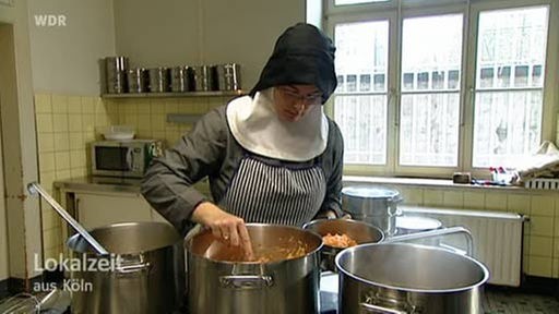 Nonne beim Kochen