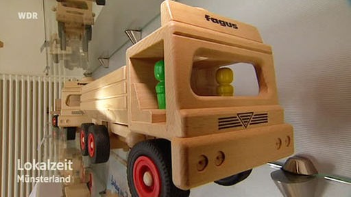 Spielzeug-Laster aus Holz