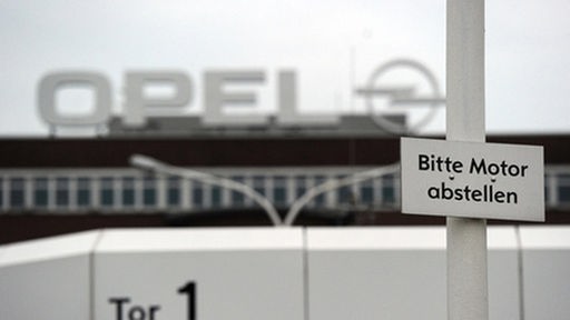 Im Hintergrund das Opel-Werk in Bochum und im Vordergrund ein Schild mit der Aufschrift " Bitte Motor abstellen"