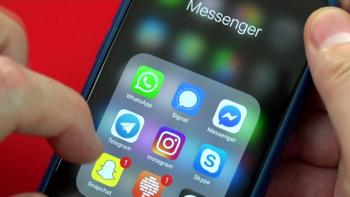 Auf einem Smartphone werden mehrere Messenger-Apps dargestellt.