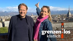 Björn Freitag und Tamina Kallert stehen vor der Kulisse von Turin. 
