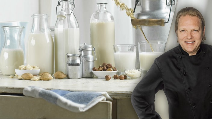 Björn Freitag, im Hintergrund sieht man verschiedene Gläser Milch.