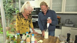 Das Bild zeigt Anja Tans und Björn Freitag beim Kochen.