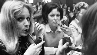 Mehrere Frauen rauchen Pfeife