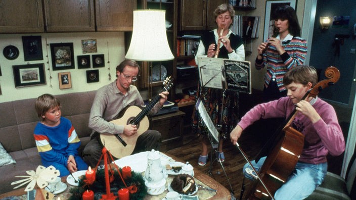 Ein Bild aus frühen Lindenstraßen-Zeiten: Familie Beimer musiziert im eigenen Wohnzimmer
