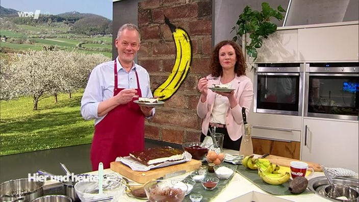 Anne Willmes und Marcel Seeger probieren Kuchen