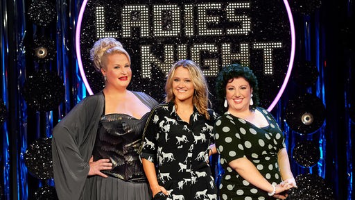 Die drei Moderatorinnen Daphne de Luxe, Lisa Feller und Meltem Kaptan (v.l.) vor dem Logo der Ladies Night.
