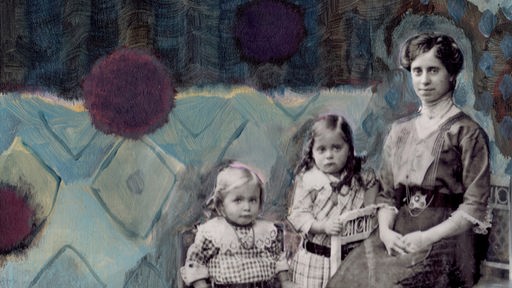 Ein altes Foto von einer Frau mit zwei Mädchen, das teilweise mit Wasserfarbe übermalt ist