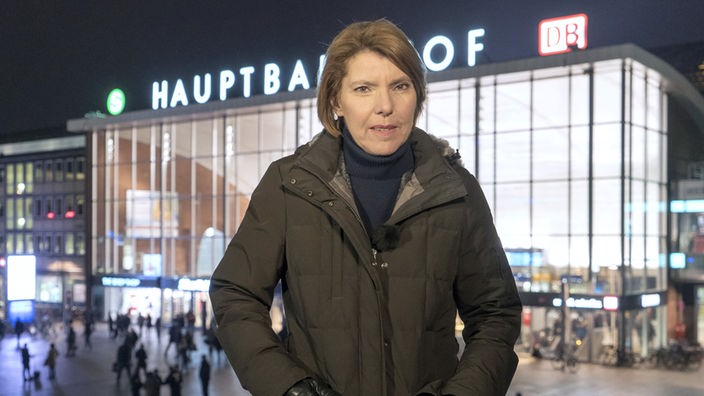 Bettina Böttinger vor dem Kölner Hauptbahnhof