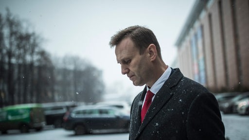 Alexej Nawalny nah, er geht durch eine verschneite Straße
