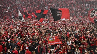 Leverkusener Fans feiern die Meisterschaft