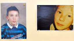 Fotos der ermordeten Jungen (vlnr) Stefan J., Dennis R. und Dennis K. sowie deren Fundorte am Freitag (15.04.2011) bei der Pressekonferenz der SOKO Dennis in Verden an einer Pinnwand.