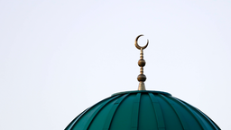 Ein Halbmond auf dem Dach der Al-Muhajirin Moschee in Bonn