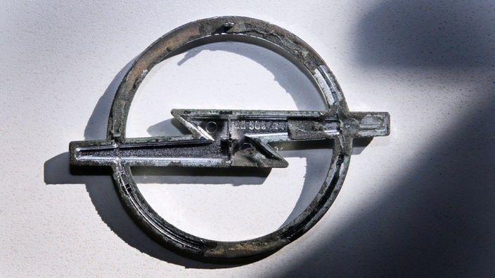 Die Rückseite eines Opel-Logos