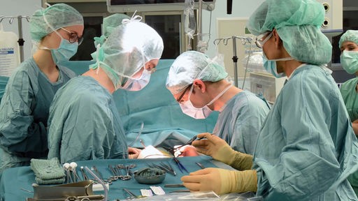 In einem Transplantationszentrum wird eine Niere beim Empfänger transplantiert.