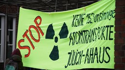 Ein Anti-Atom-Transparent auf der Demo in Ahaus
