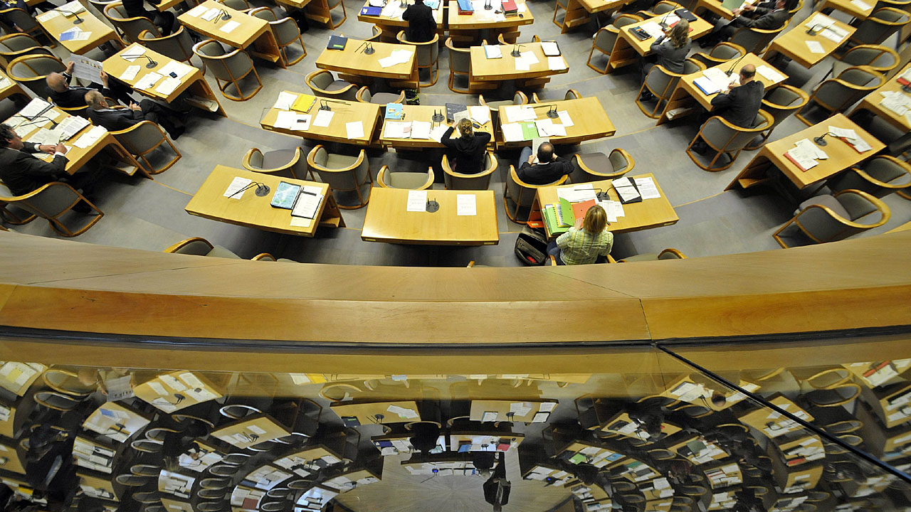Plenarsaal des Düsseldorfer Landtags spiegelt sich in einer Glasscheibe
