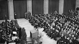 Bonn: Im Museum Koenig in Bonn werden am 1. September 1948 die Beratungen des Parlamentarischen Rates zur Ausarbeitung des Grundgesetzes mit einem Festakt eröffnet