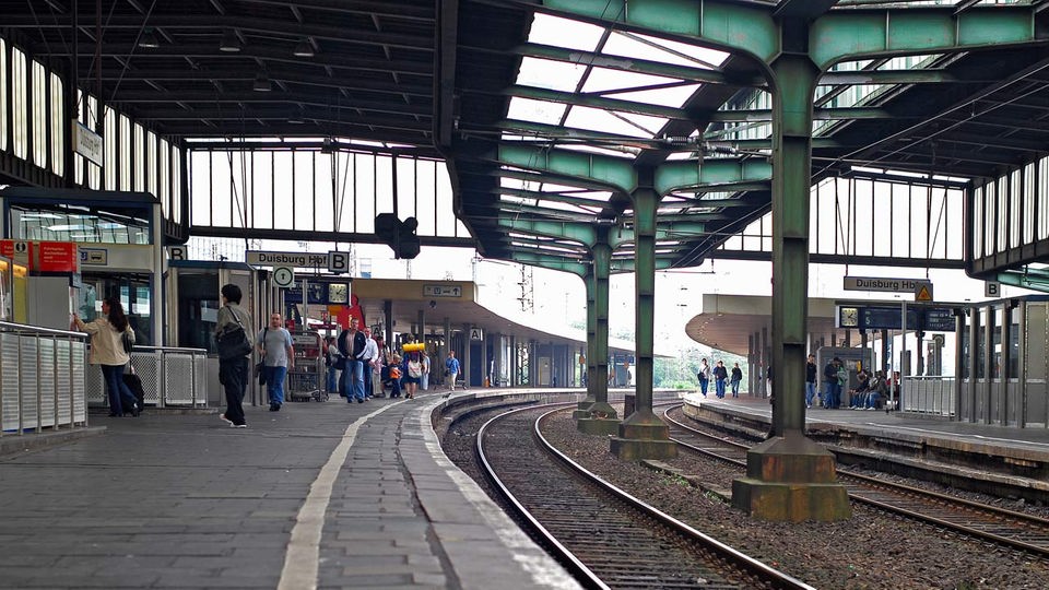Duisburg: Mann verliert beide Füße bei Bahnunfall