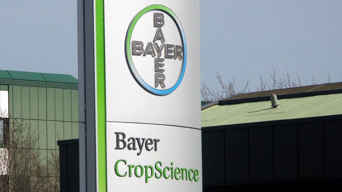 Schild des Leverkusener Pharma- und Pflanzenschutzkonzern Bayer in Monheim