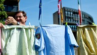 Beamte haben vor dem Düsseldorfer Landtag gegen die geplanten Sparmaßnahmen bei ihrer Besoldungsanpassung protestiert