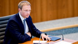 Christian Lindner während der Beamtenbesoldungsdebatte im Landtag in Düsseldorf 