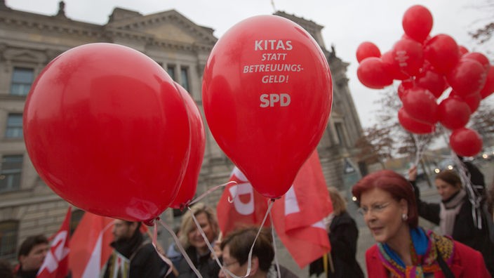 Aktion der Jusos gegen das Betreuungsgeld vor dem Bundestag in Berlin